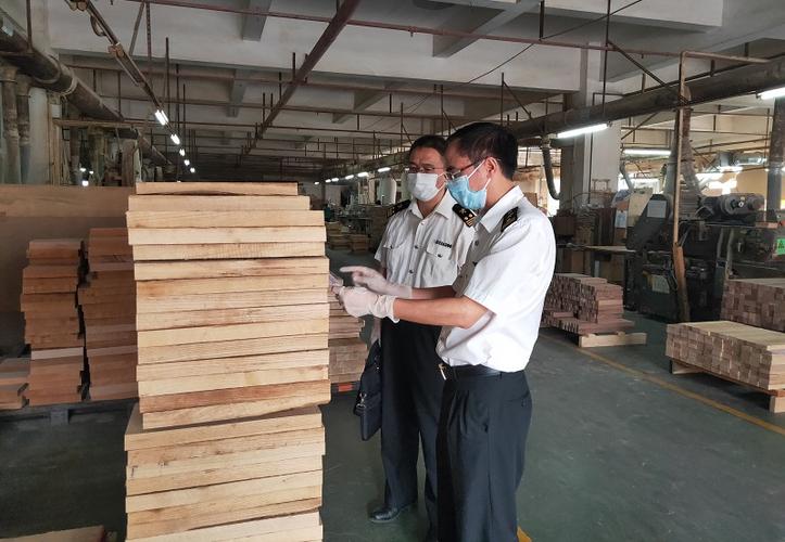 大岭山镇宇源木制品的仓库内分类堆满了申报出口的布床等产品
